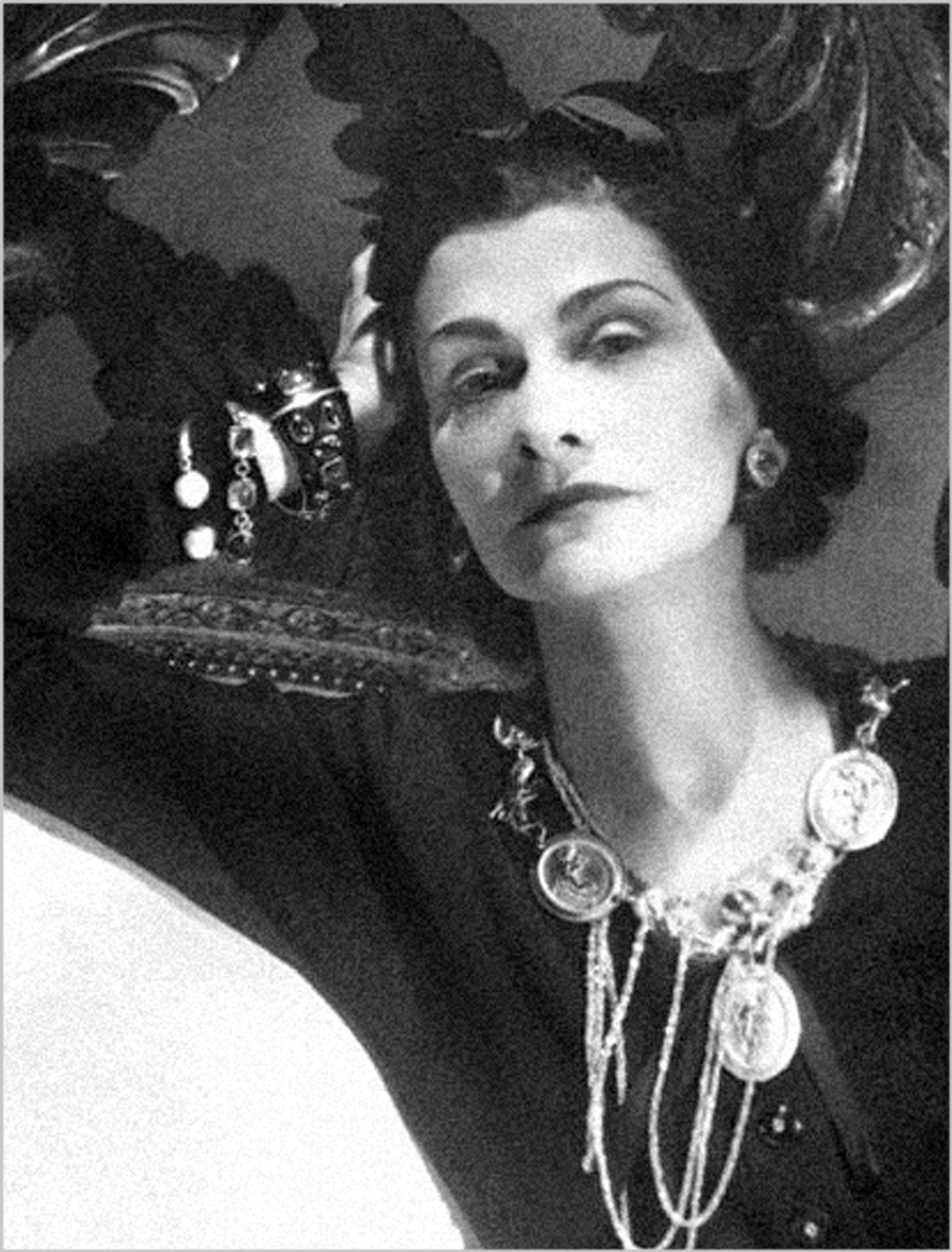 COCO CHANEL, LA STILISTA CHE RIVOLUZIONÒ IL CONCETTO DI FEMMINILITÀ.